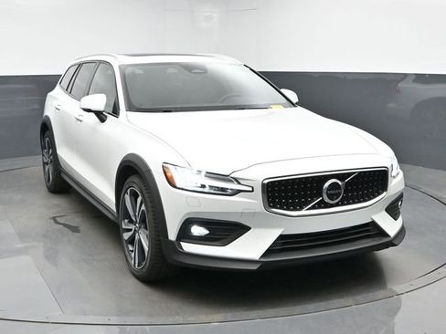 Used 2025 Volvo V60 B5 Cross Country Plus AWD/4WD image 2