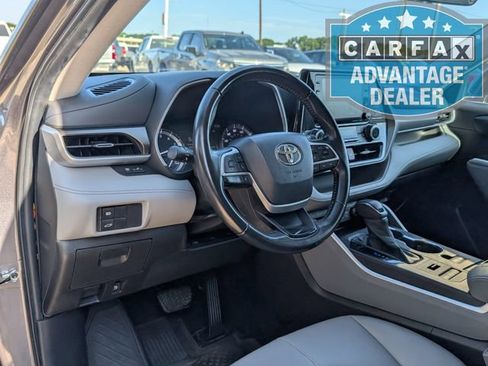 Used 2022 Toyota Highlander XLE AWD/4WD image 5
