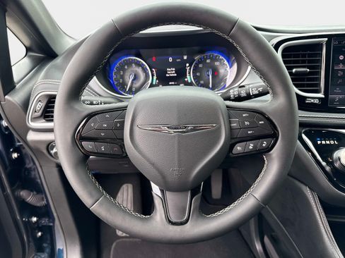 Used 2025 Chrysler Pacifica Limited FWD image 27