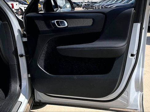 Used 2020 Volvo XC40 T5 R-Design AWD/4WD image 23