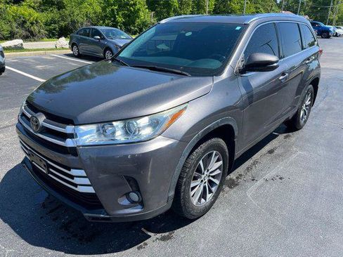 Certified 2018 Toyota Highlander XLE FWD image 1
