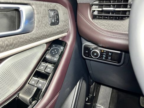 Used 2025 Ford Explorer Platinum w/ Ultimate Package AWD/4WD image 27
