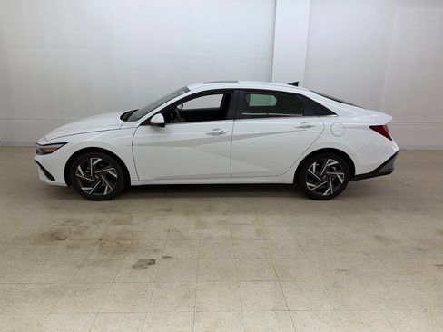 Used 2025 Hyundai Elantra SEL FWD image 2