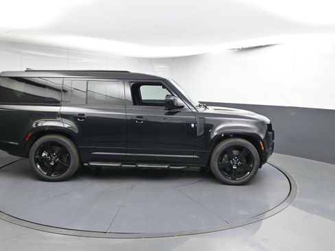 Used 2025 Land Rover Defender 130 X-Dynamic SE image 24
