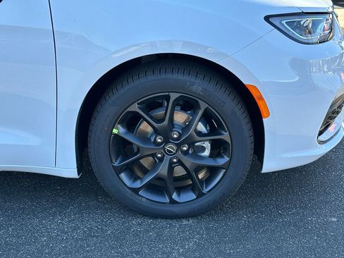 New 2026 Chrysler Pacifica Select image 15