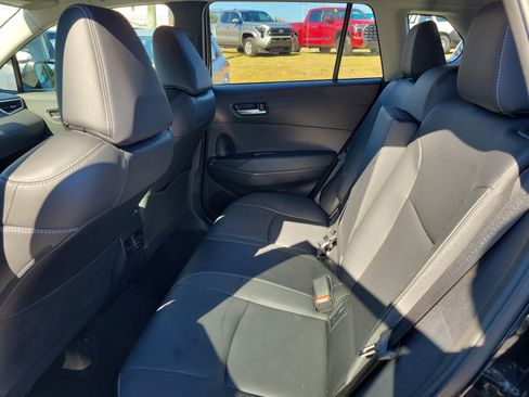 Used 2022 Toyota Corolla Cross XLE image 11