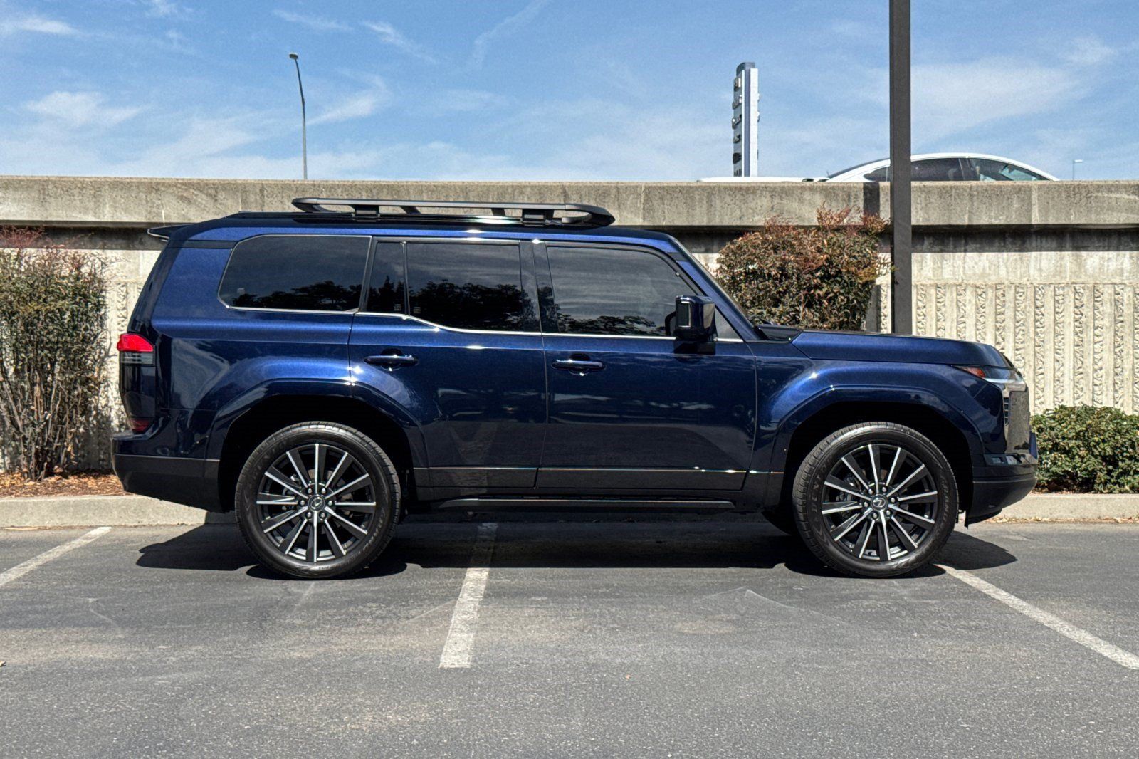 Used 2024 Lexus GX 550 w/ Accessory Package (31) AWD/4WD image 3