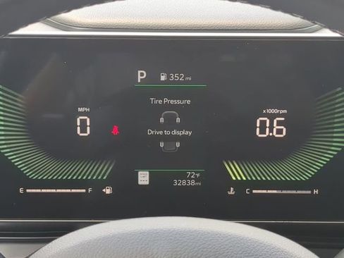 Used 2025 Kia Carnival FWD image 27