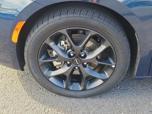 Used 2025 Chrysler Pacifica Limited FWD image 7