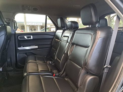 Used 2022 Ford Explorer XLT w/ Equipment Group 202A AWD/4WD image 11