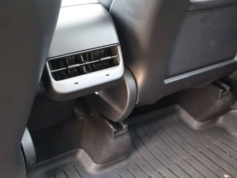 Used 2025 Tesla Model Y Long Range RWD image 16
