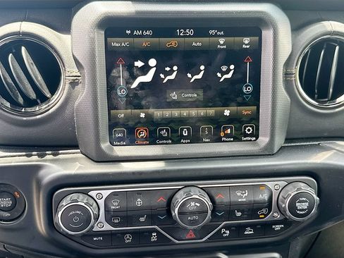 Used 2022 Jeep Wrangler Unlimited Sahara AWD/4WD image 17