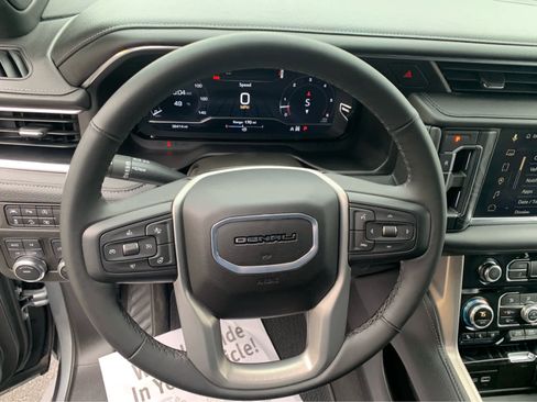 Used 2024 GMC Yukon XL Denali image 16