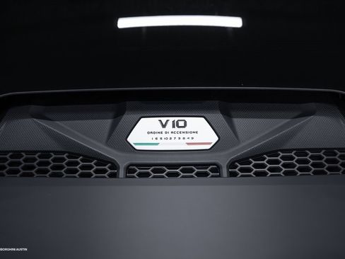 Used 2021 Lamborghini Huracan EVO image 12