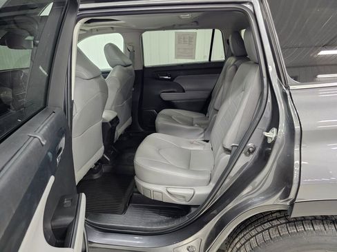 Used 2022 Toyota Highlander XLE image 13