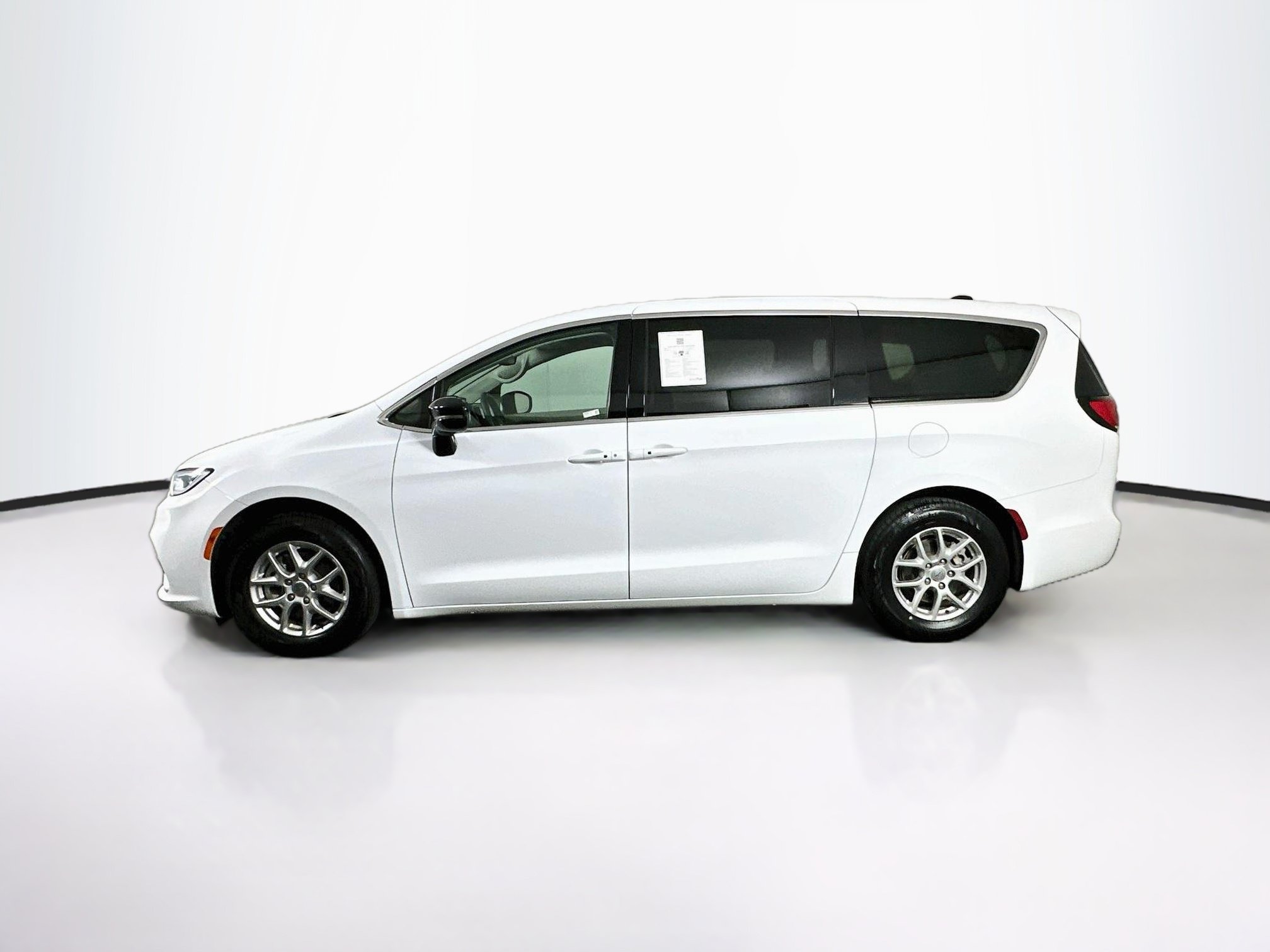 Used 2024 Chrysler Pacifica Touring-L FWD image 4