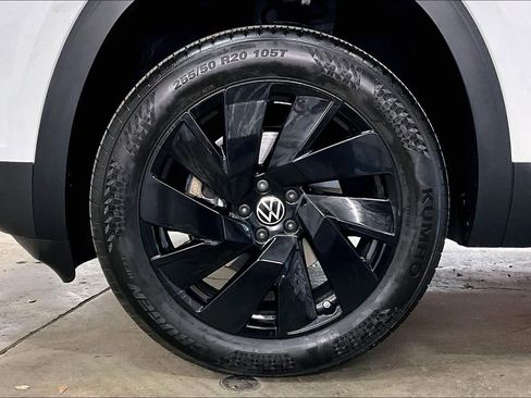 Used 2025 Volkswagen Atlas SE w/ Panoramic Sunroof Package image 11