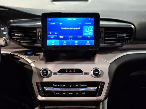 Used 2023 Ford Explorer XLT image 16