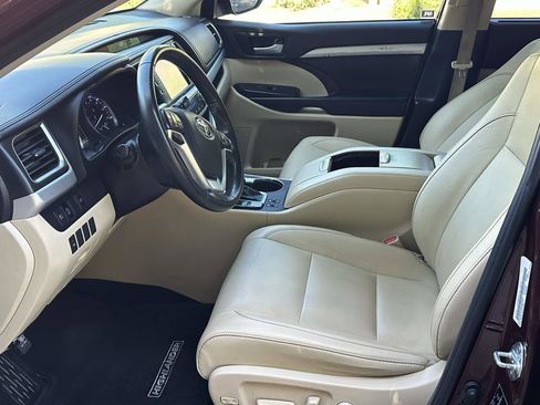 Used 2019 Toyota Highlander XLE image 11
