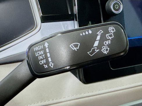 Used 2025 Volkswagen Taos SE image 14