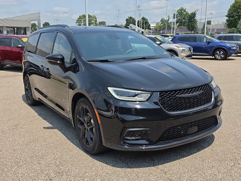 Used 2025 Chrysler Pacifica Limited FWD image 9