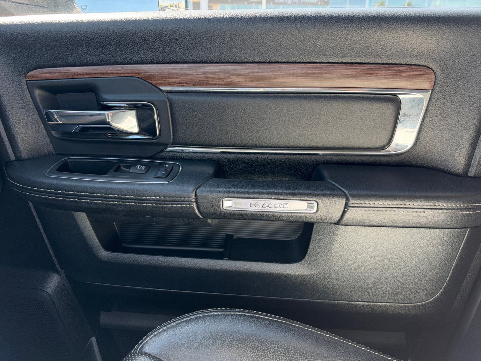 Used 2016 RAM 1500 Laramie w/ Convenience Group AWD/4WD image 16