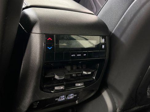 Used 2023 Jeep Grand Cherokee L Laredo image 25