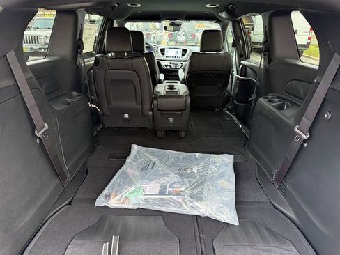 New 2026 Chrysler Pacifica Select image 32