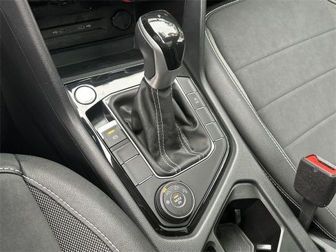 Certified 2024 Volkswagen Taos SE image 33