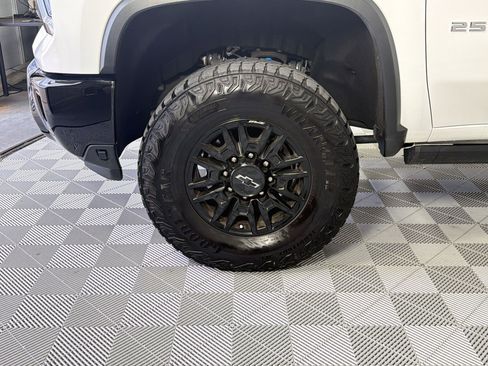 Used 2025 Chevrolet Silverado 2500 ZR2 w/ Technology Package image 12
