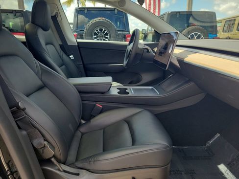 Used 2022 Tesla Model Y Long Range AWD/4WD image 29