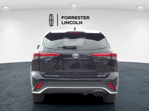 Used 2022 Toyota Highlander XSE AWD/4WD image 4