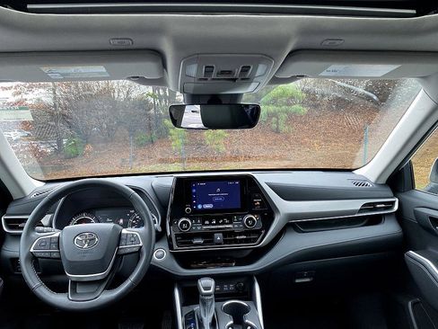 Certified 2025 Toyota Highlander XLE image 19