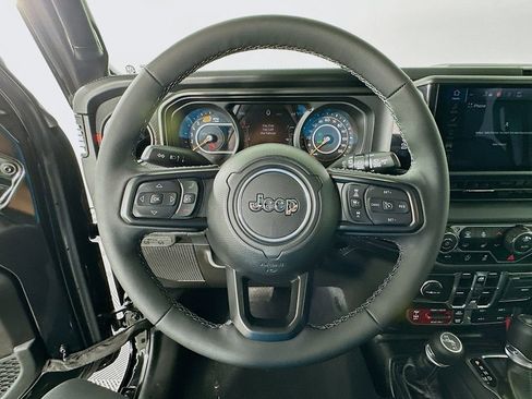 Used 2025 Jeep Wrangler Unlimited Rubicon w/ Convenience Group AWD/4WD image 11