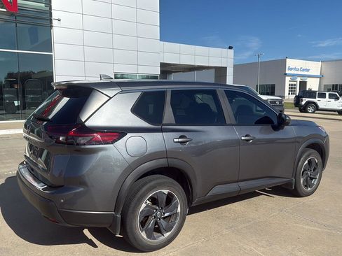 Used 2025 Nissan Rogue SV FWD image 2