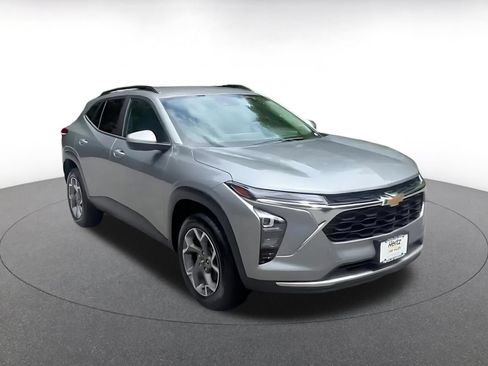Used 2025 Chevrolet Trax LT FWD image 3