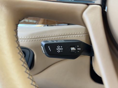 Used 2018 Bentley Bentayga image 65