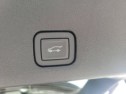 Used 2025 Cadillac XT6 Luxury FWD image 17