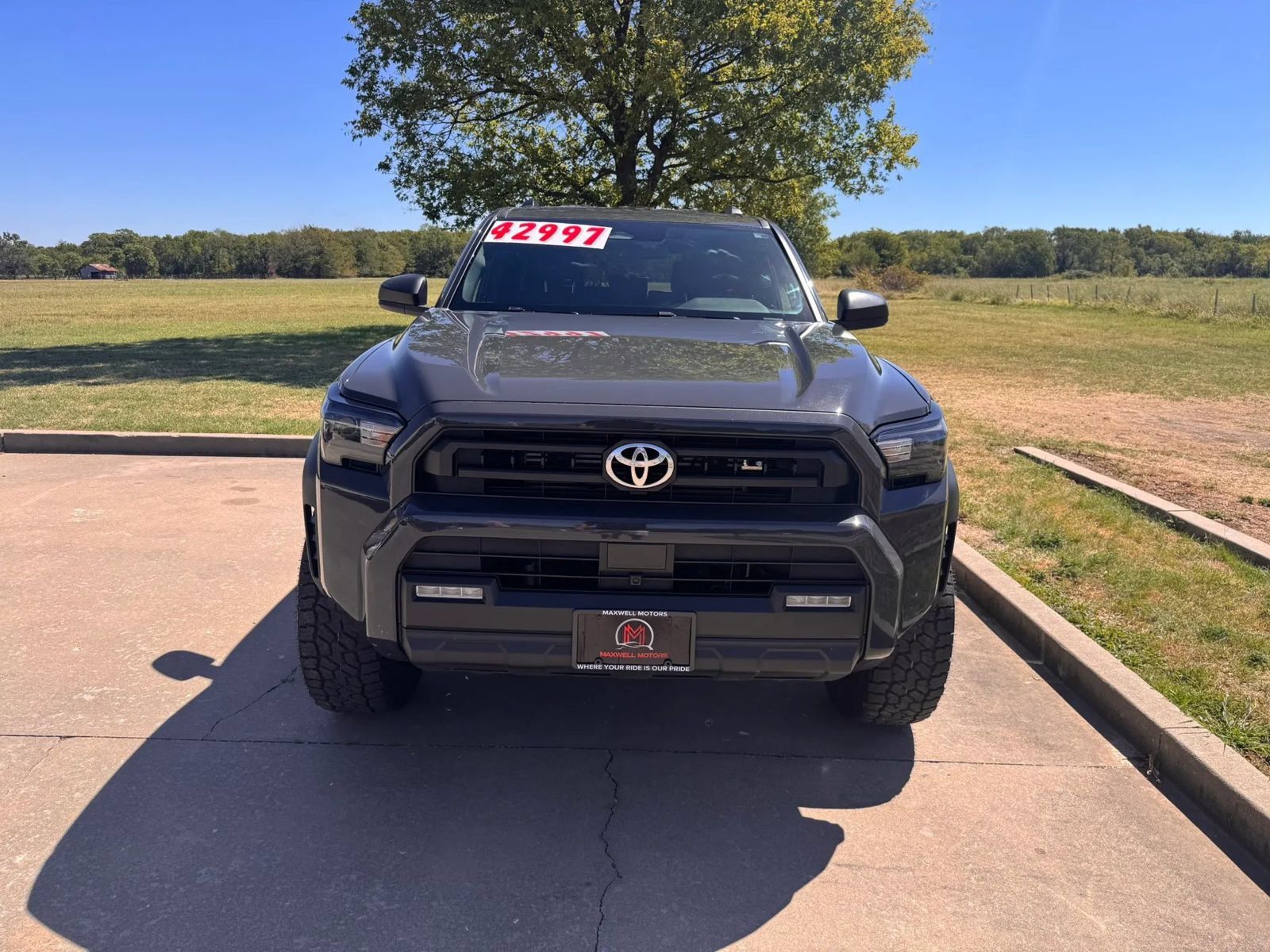 Used 2025 Toyota 4Runner SR5 AWD/4WD image 3