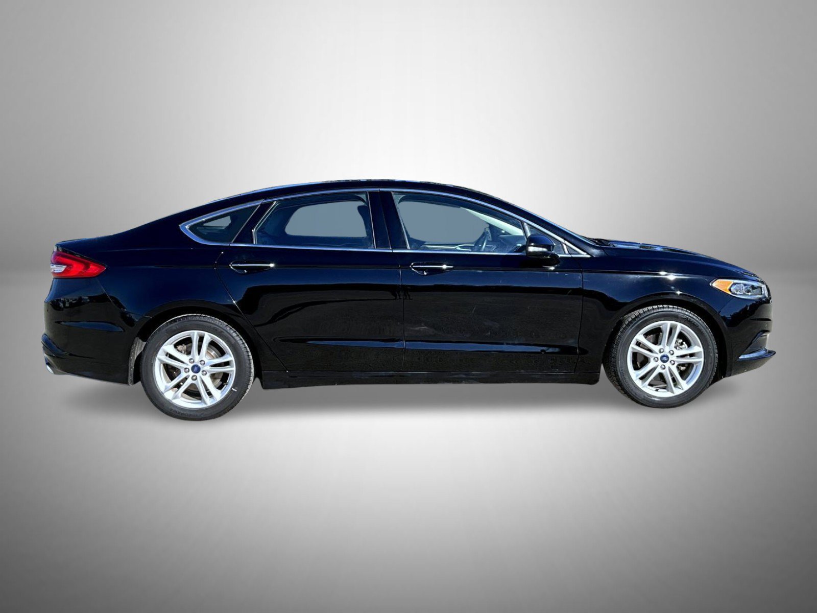 Used 2018 Ford Fusion SE w/ Fusion SE Technology Package FWD image 4
