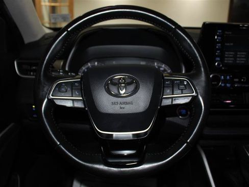 Used 2021 Toyota Highlander XLE AWD/4WD image 16