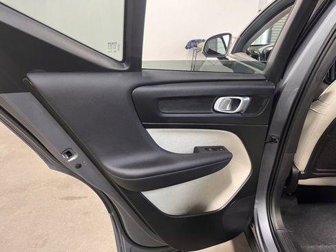 Used 2019 Volvo XC40 T5 Momentum image 19