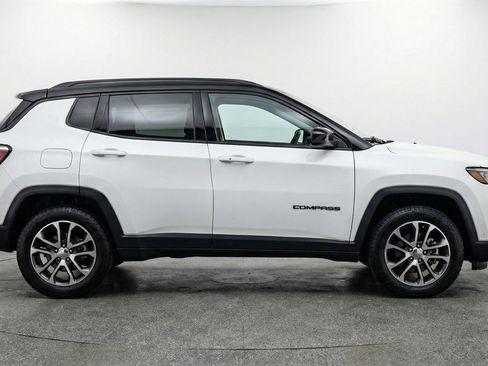Used 2025 Jeep Compass Trailhawk image 11