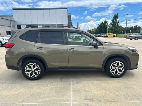 Used 2022 Subaru Forester Premium AWD/4WD image 3