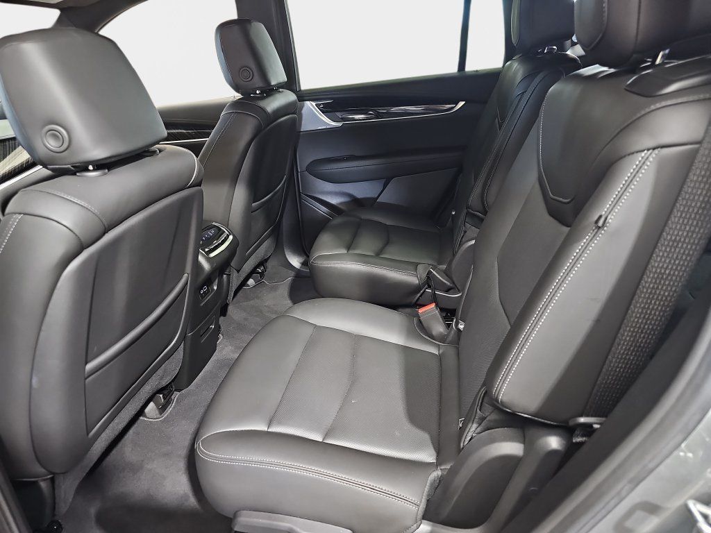Used 2025 Cadillac XT6 Premium Luxury AWD/4WD image 17