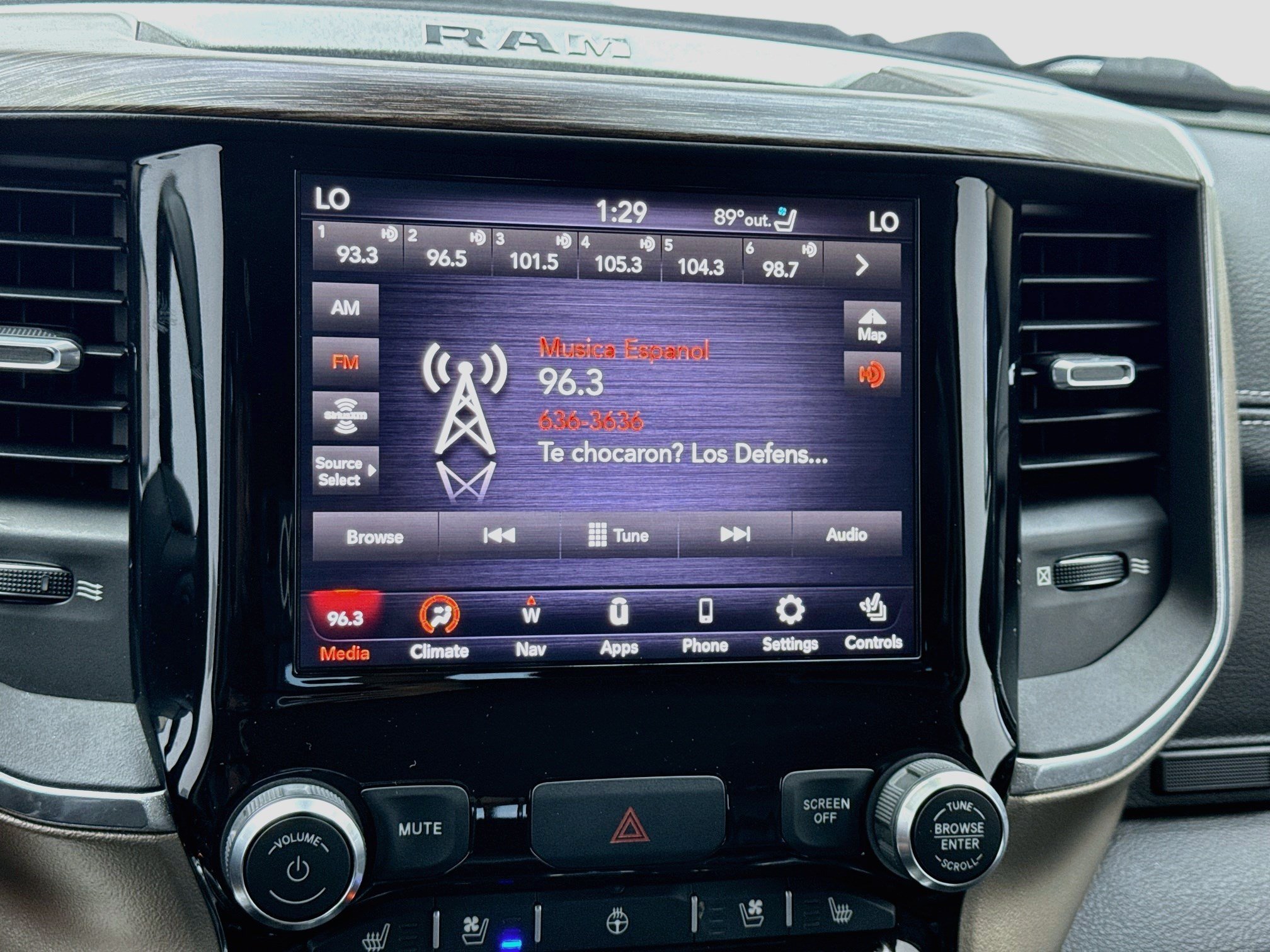 Used 2019 RAM 1500 Laramie AWD/4WD image 11