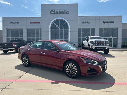 Used 2024 Nissan Altima 2.5 SV FWD image 1