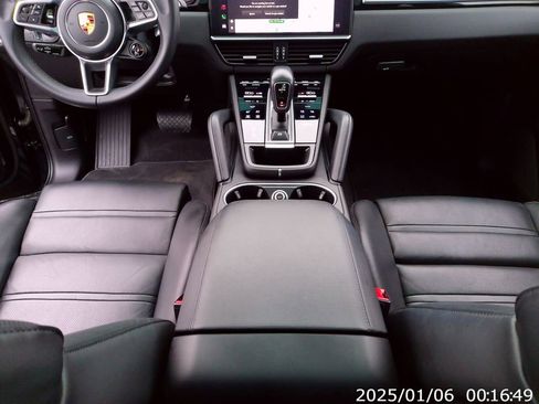 Used 2023 Porsche Cayenne Platinum Edition image 27