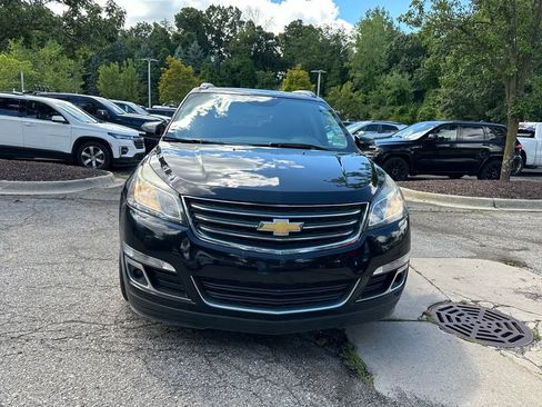 Used 2017 Chevrolet Traverse LT w/ Style and Technology Package FWD image 6