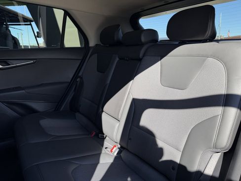 Used 2025 Kia Niro EX image 33